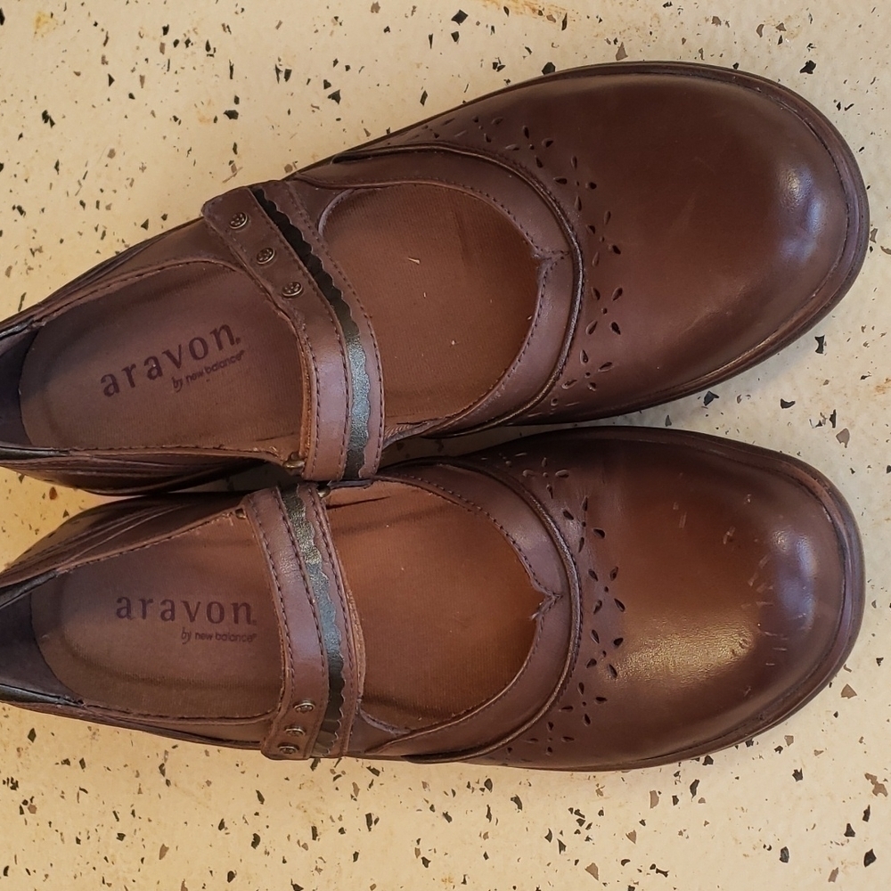 𝅺aravon women's Mary Jane style shoe size 10AA brown leather